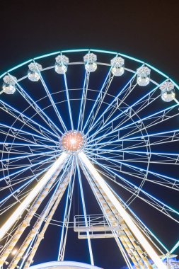 Gece küçük panayırda dönme dolap.  