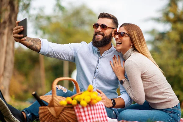 Glückliches Junges Paar Genießt Einen Tag Sommerpark Zusammen Liebe Und — Stockfoto