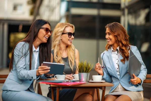 Güzel iş kadınları ara veriyor, yeni proje hakkında konuşuyorlar. İş ekibi..