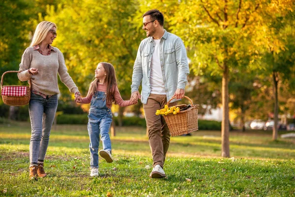 Família Feliz Fazendo Piquenique Parque Jovem Família Feliz Três Divertindo — Fotografia de Stock