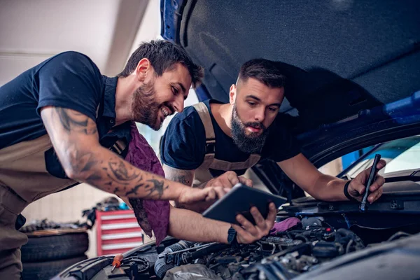 Dois Mecânicos Uniforme Estão Trabalhando Auto Service Transmission Que Verifica — Fotografia de Stock