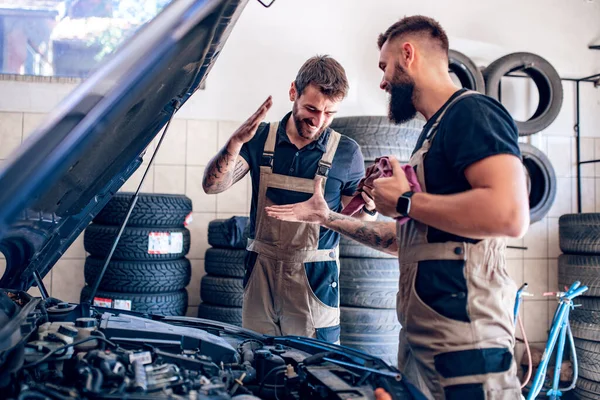 Dois Mecânicos Uniforme Estão Trabalhando Auto Service Transmission Que Verifica — Fotografia de Stock