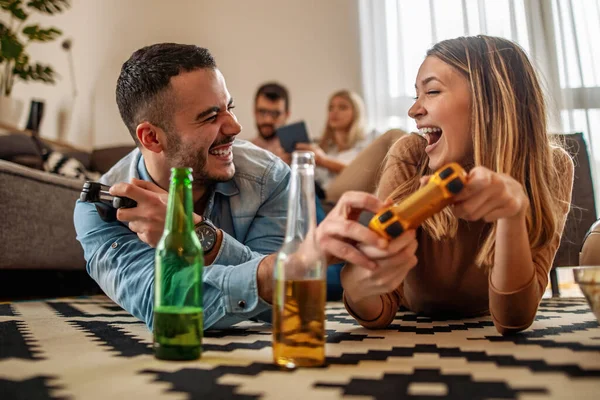 Pareja Enamorada Disfrutando Tiempo Libre Casa Están Jugando Videojuegos Juntos —  Fotos de Stock