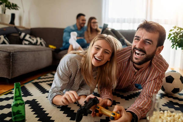 Birbirine aşık çiftler evde boş zamanlarının tadını çıkarıyorlar. Birlikte video oyunu oynuyorlar..