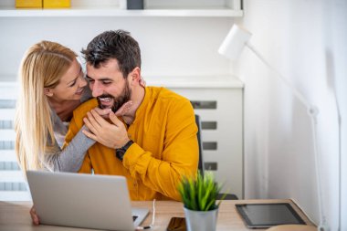 Evden çalışan genç bir çift. Birlikte zaman geçiriyorlar. Evde genç bir çift var..