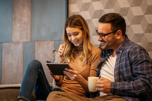 Young Couple Home Happy Couple Using Tablet Online Shopping — Stock Photo, Image