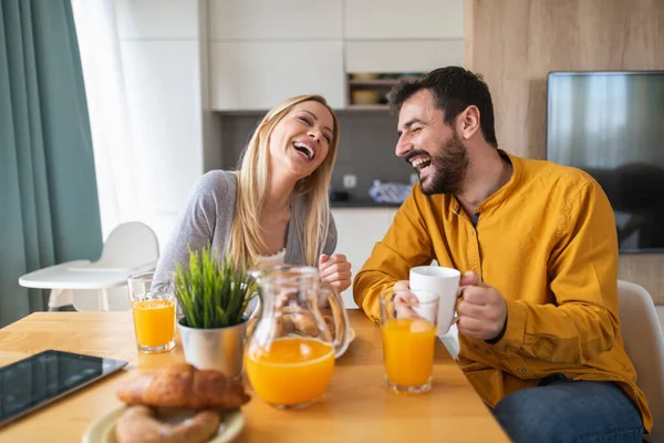 Ritratto Coppia Felice Che Colazione Casa Godere Bella Mattina Insieme — Foto Stock