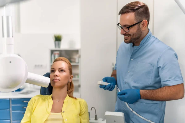 Dentista Preparam Para Fazer Imagem Raio Dente Para Paciente Clínica — Fotografia de Stock