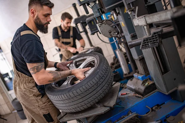 Araba tamirciliği. Tamirci garajda çalışıyor..