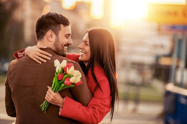 Açık havada aşık genç bir çift. İnsanlar, aşk, romantizm ve mutluluk kavramı..