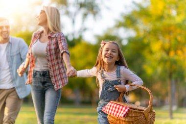 Birlikte zaman geçirirken gülümseyen üç kişilik mutlu bir aile. İnsanlar, sevgi, aile ve seyahat kavramı. Mutluluk ve uyum kavramı..