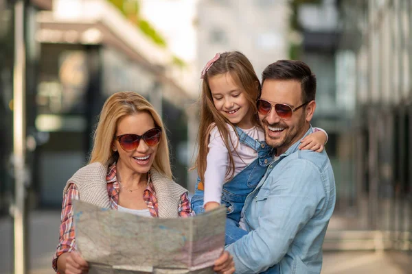 Jovem Família Feliz Três Sorrindo Enquanto Passam Tempo Juntos Pessoas — Fotografia de Stock