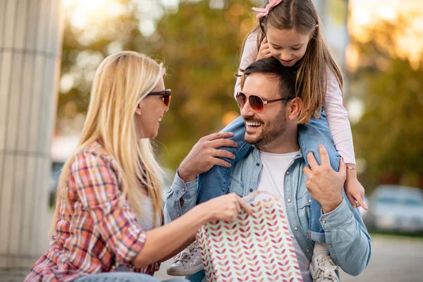 Jovem Família Feliz Três Sorrindo Enquanto Passam Tempo Juntos Pessoas — Fotografia de Stock