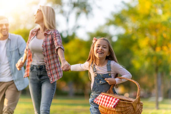 Jovem Família Feliz Três Sorrindo Enquanto Passam Tempo Juntos Pessoas — Fotografia de Stock