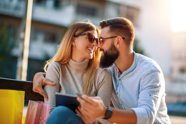 Glückliches Paar Lächelnd Genießen Sie Nach Dem Einkauf Sommertag Verkaufs — Stockfoto