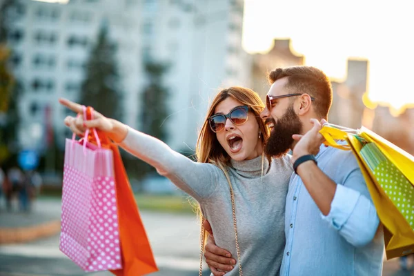 Glückliches Paar Lächelnd Genießen Sie Nach Dem Einkauf Sommertag Verkaufs — Stockfoto