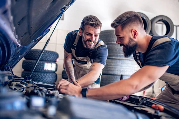 Jovens Mecânicos Automóveis Que Trabalham Serviço Reparação — Fotografia de Stock