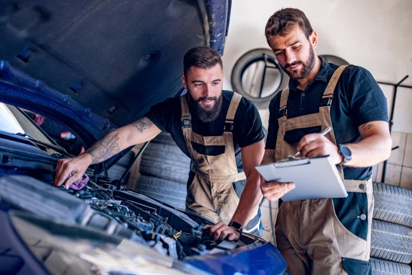 Jonge Auto Mechanica Veranderen Van Olie Tijdens Het Repareren Van — Stockfoto