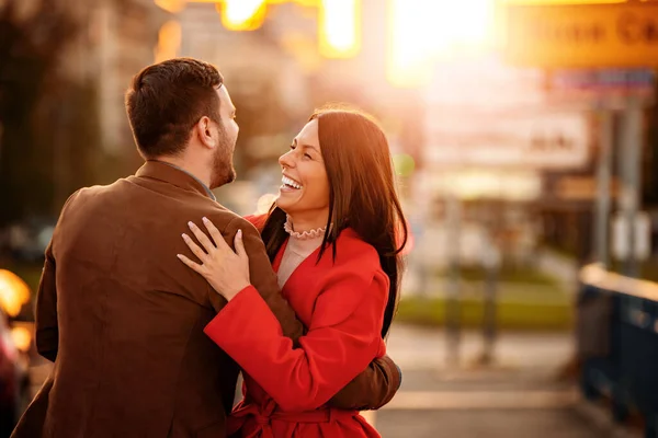 Pareja Divertirse Ciudad Feliz Pareja Amorosa Gente Amor Emociones Concepto — Foto de Stock