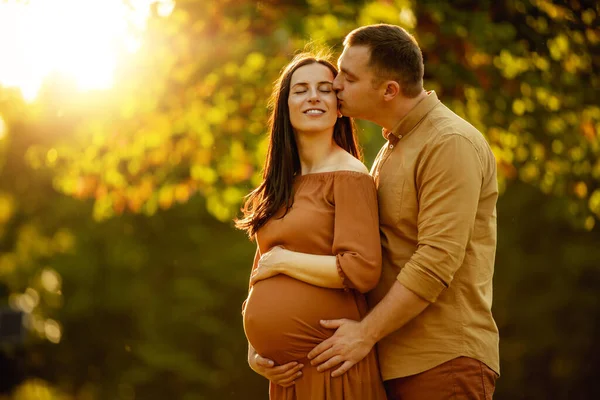 Mutlu çift yazın parkta eğleniyor. Mutluluk, aşk, insanlar ve doğa konsepti..