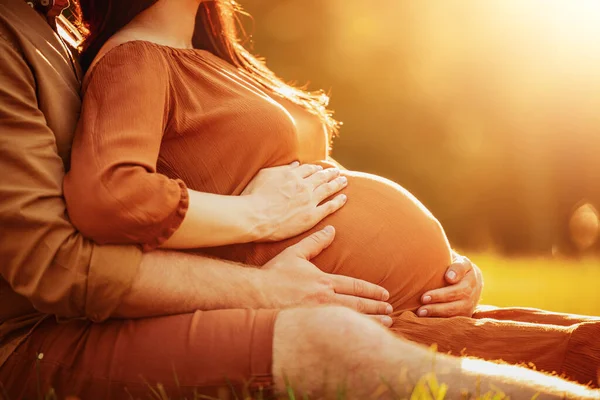Mutlu çift yazın parkta eğleniyor. Mutluluk, aşk, insanlar ve doğa konsepti..