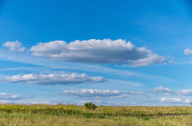 Beyaz bulutlu güneşli manzara