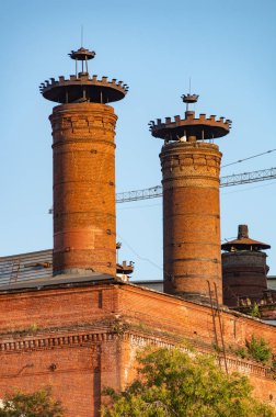 kırmızı tuğla kule boruları