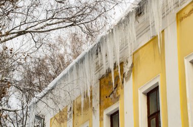 Çatıdan sarkan buz saçakları