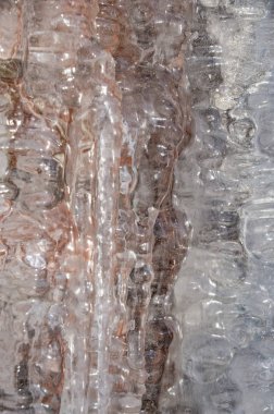 Çatıdan sarkan buz saçakları