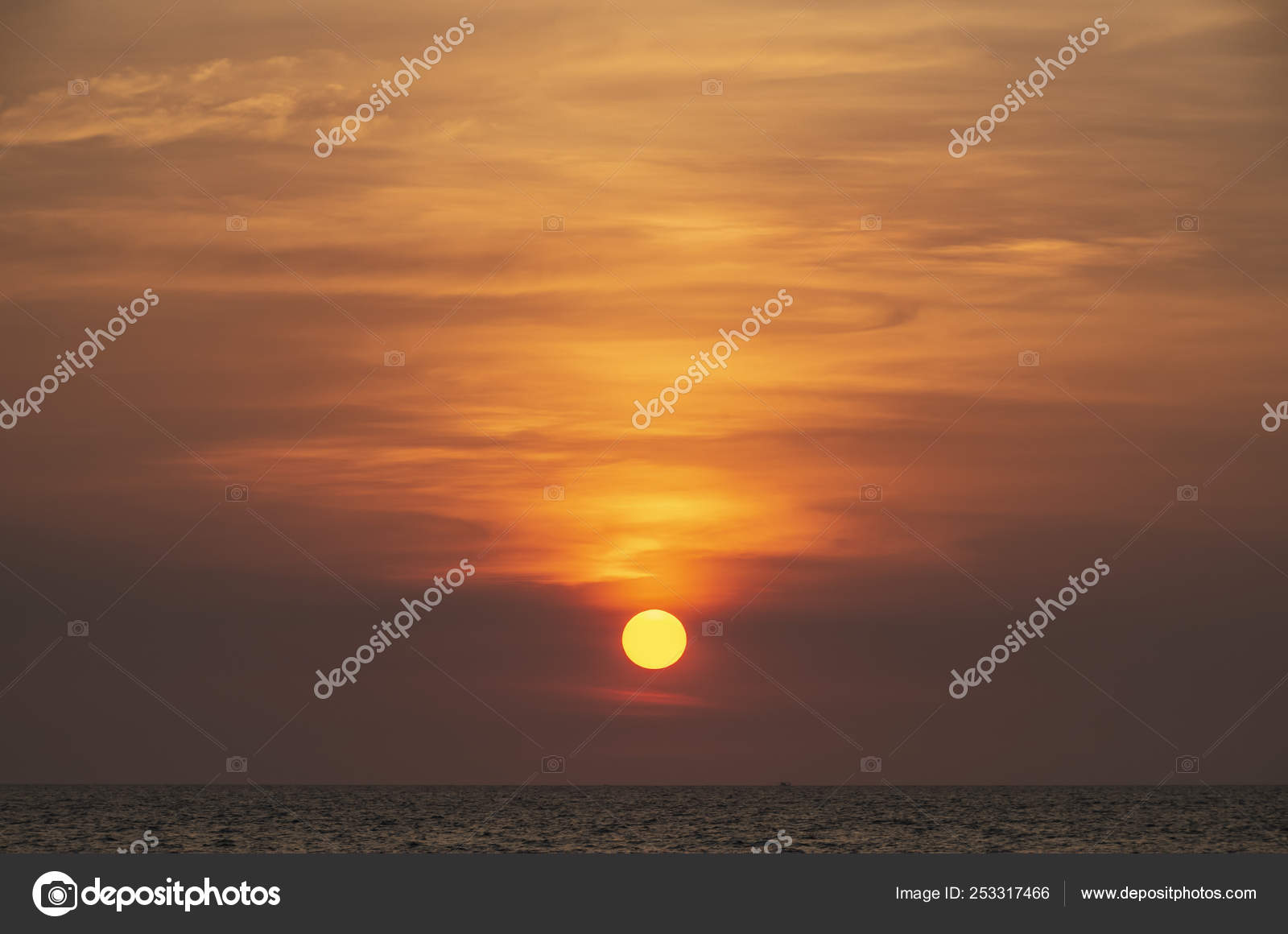 Sonnenuntergang Meer Die Sonne Geht Wasser Unter Stockfotografie Lizenzfreie Fotos C Bigbiglove