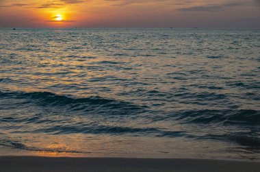 Deniz, güneş batmadan su on Sunset