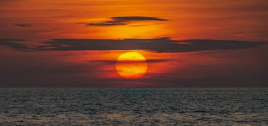 Deniz, güneş batmadan su on Sunset