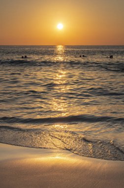 Deniz, güneş batmadan su on Sunset
