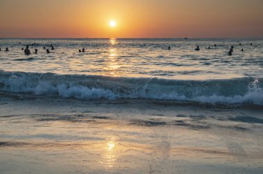 Deniz, güneş batmadan su on Sunset