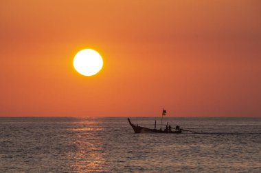 Deniz, güneş batmadan su on Sunset