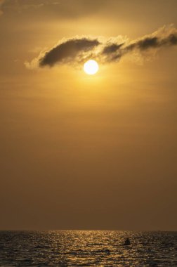 Deniz, güneş batmadan su on Sunset