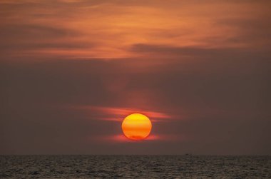Deniz, güneş batmadan su on Sunset