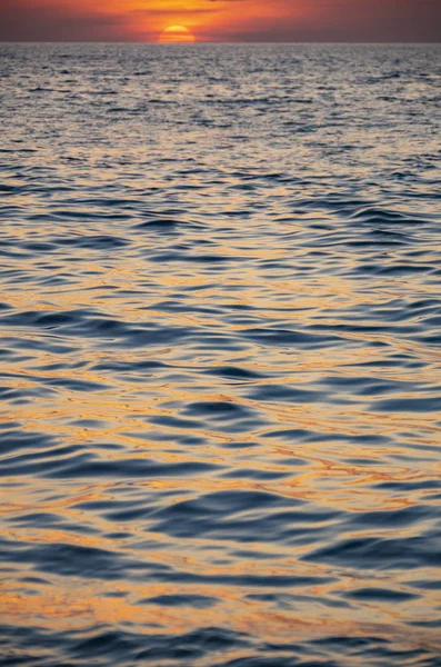 Волны Песчаном Берегу Солнечном Свете — стоковое фото