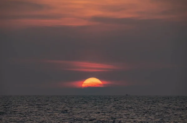 Zachód Słońca Nad Morzem Słońce Zachodzi Wodzie — Zdjęcie stockowe