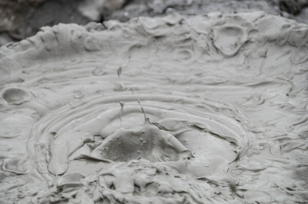 грязевые вулканы Апшеронского полуострова извергаются
