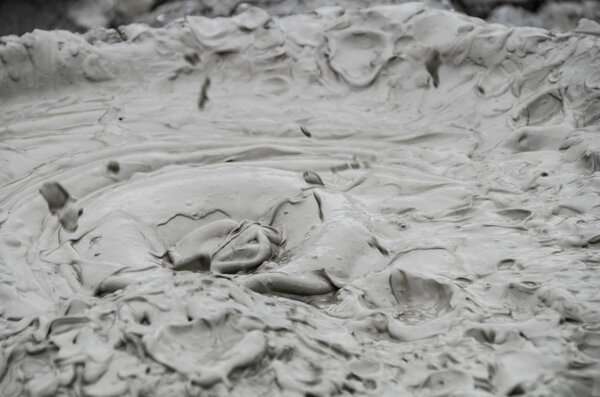 грязевые вулканы Апшеронского полуострова извергаются
