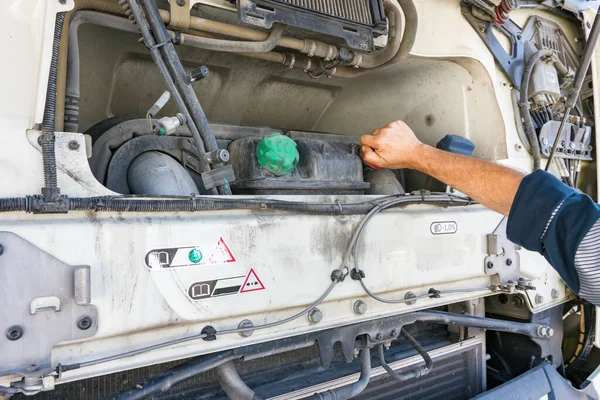 Lkw Fahrer Bei Der Kontrolle Des Fahrzeugstandes — Stockfoto