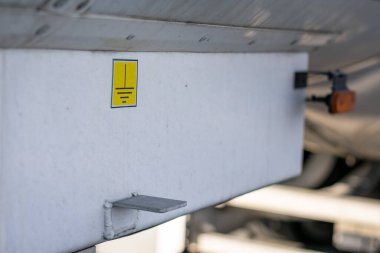 Tehlikeli malları taşıyan bir tankerin içinde dünya bağlantısı kurmak için özel bir yer.