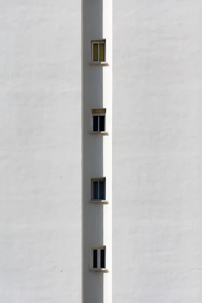 Dettaglio Edificio Dove Solo Una Fila Piccole Finestre Vista Verticalmente — Foto Stock