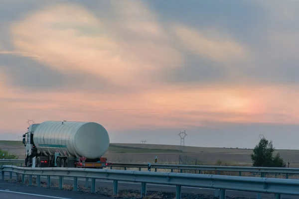 Tanklastwagen Für Den Transport Gefährlicher Gase Die Auf Der Autobahn — Stockfoto