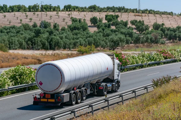 Tank truck for transporting dangerous gases circulating on the highway