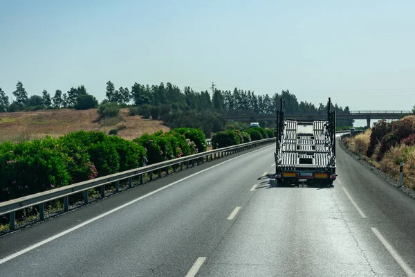 Camión Transporte Coche Vacío Conduciendo Carretera — Foto de Stock