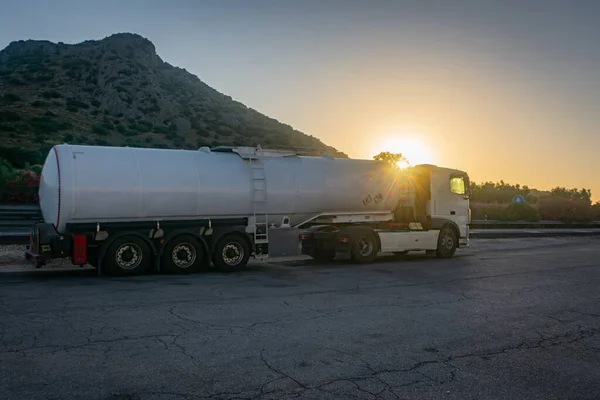 Tanklastzug Mit Gefahrgut Geparkt Und Die Sonne Geht Morgengrauen Auf — Stockfoto