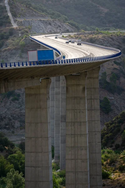 卡车在高架桥上转来转去 弯成一条曲线以显示坠落的深度 — 图库照片