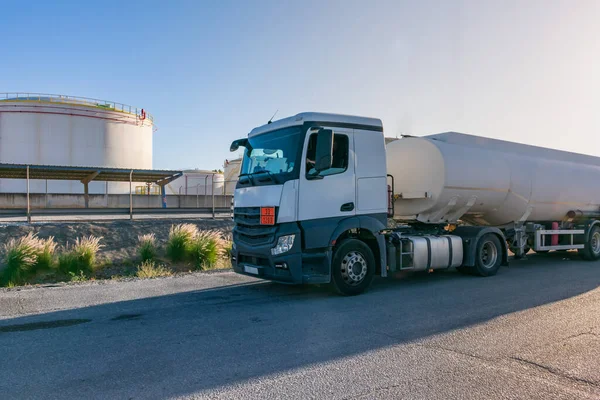 Treibstofftanker Neben Den Lagertanks Denen Das Transportierende Produkt Geladen Wird — Stockfoto